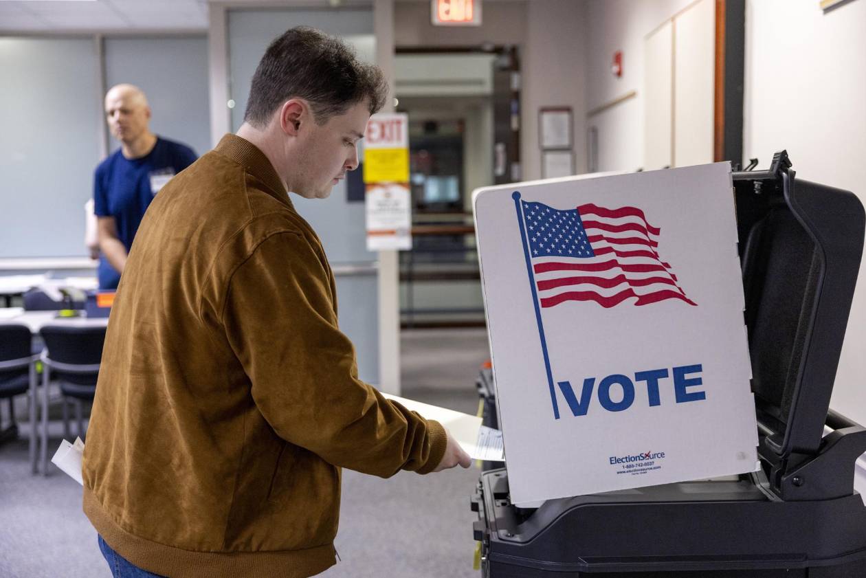 Votantes de Virginia acuden a las urnas para elegir a su primera gobernadora mujer
