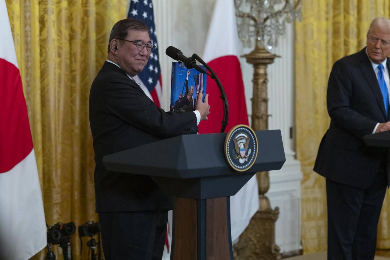 Líderes mundiales recurren a la adulación para impresionar a Trump