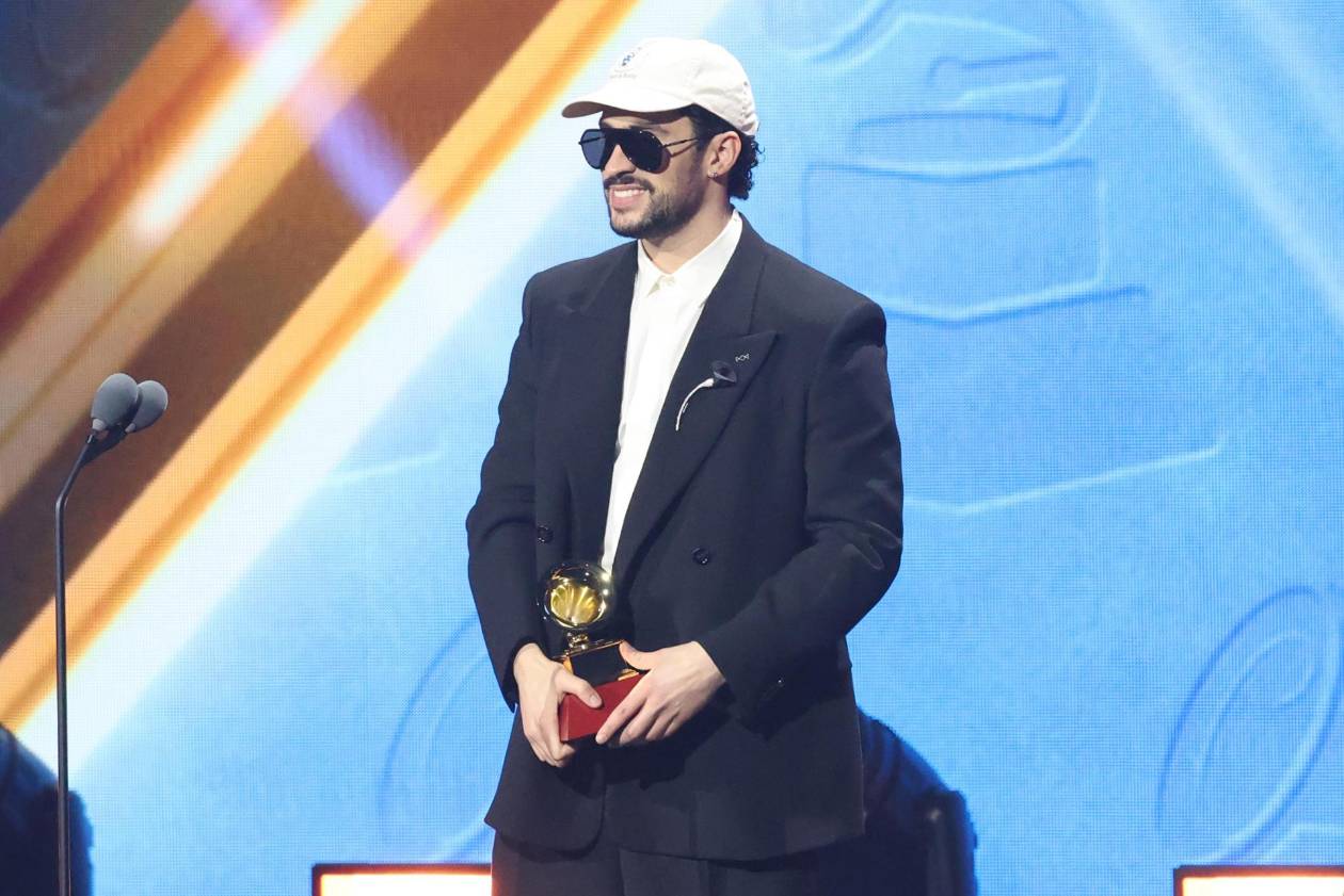 Bad Bunny obtiene el Latin Grammy a álbum del año por 'DeBÍ TiRAR MáS FOToS'