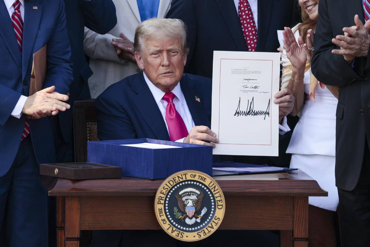 Trump rubrica su ley de recorte fiscal y presupuestario y dice que es su mayor victoria
