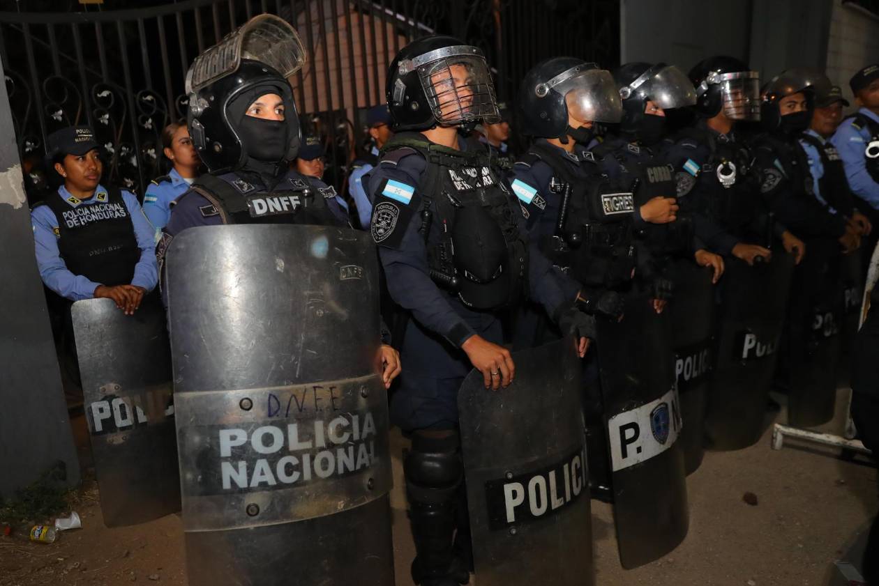 Policía de Honduras custodia las instalaciones del CNE