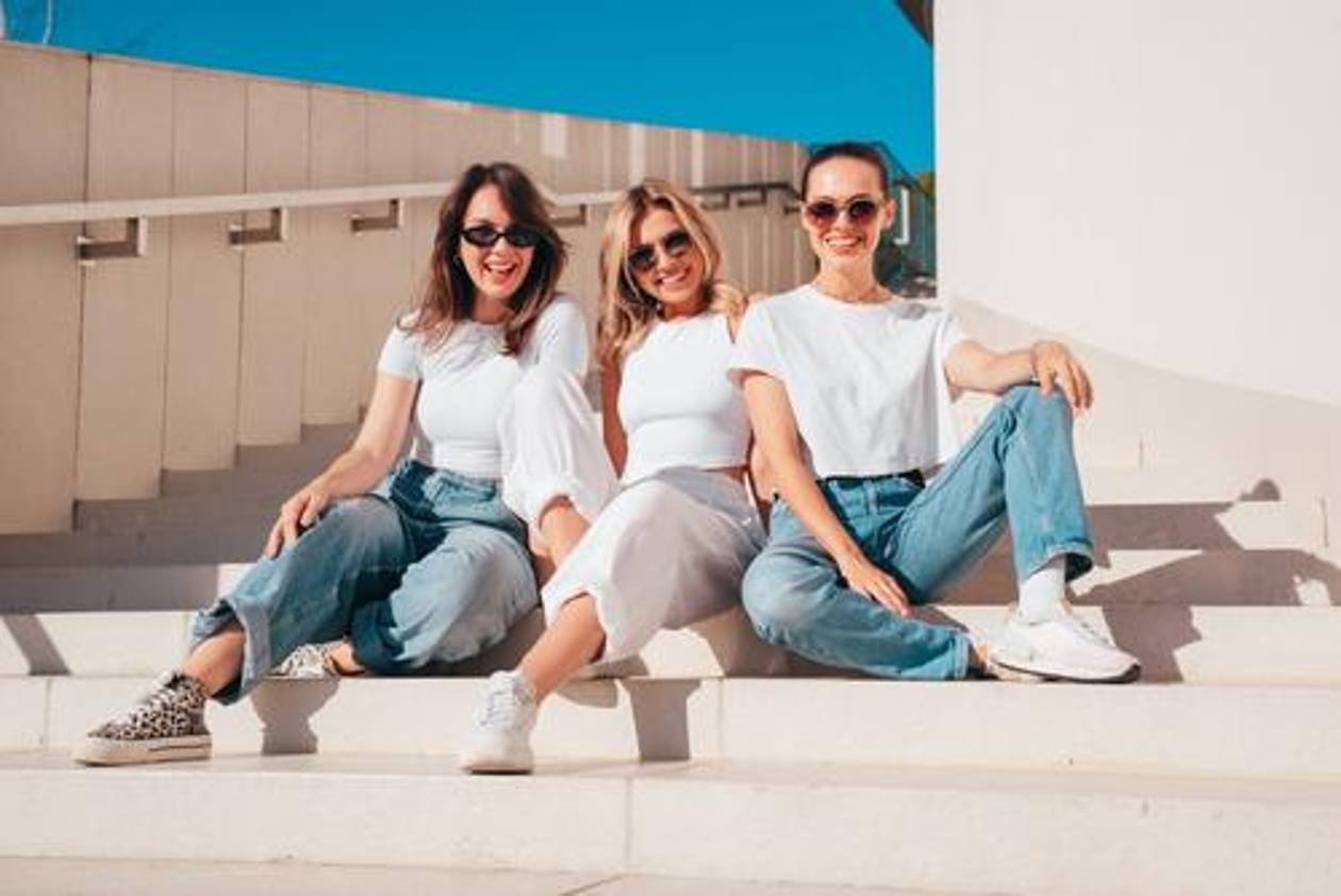 Simple e inmortal: el poder silencioso de la camiseta blanca