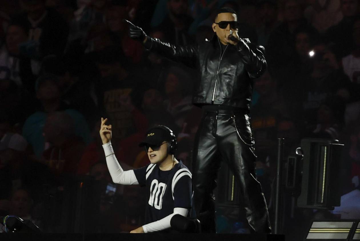 Bizarrap y Daddy Yankee en la brillan en la fiesta de la NFL