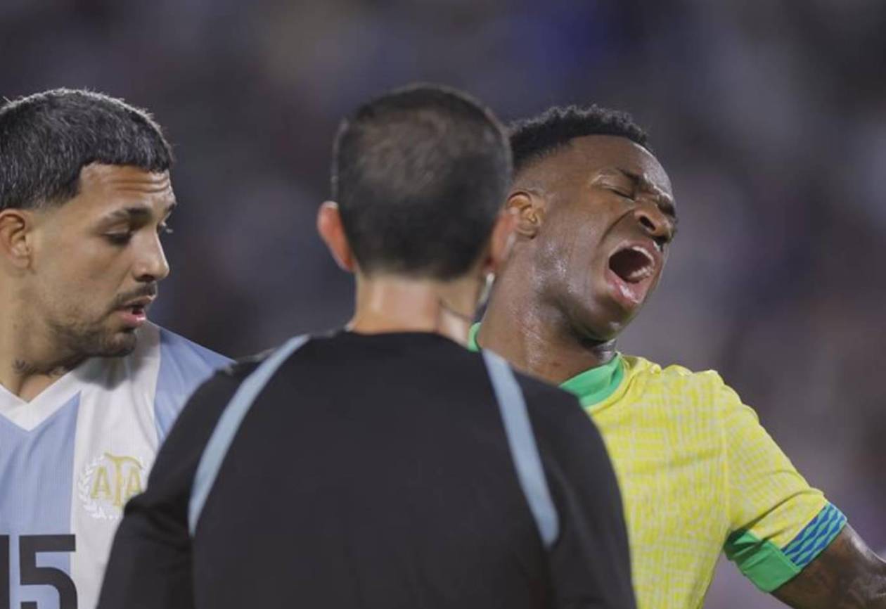 Vinicius deja atónitos a todos: Su petición tras el ridículo de Brasil ante Argentina