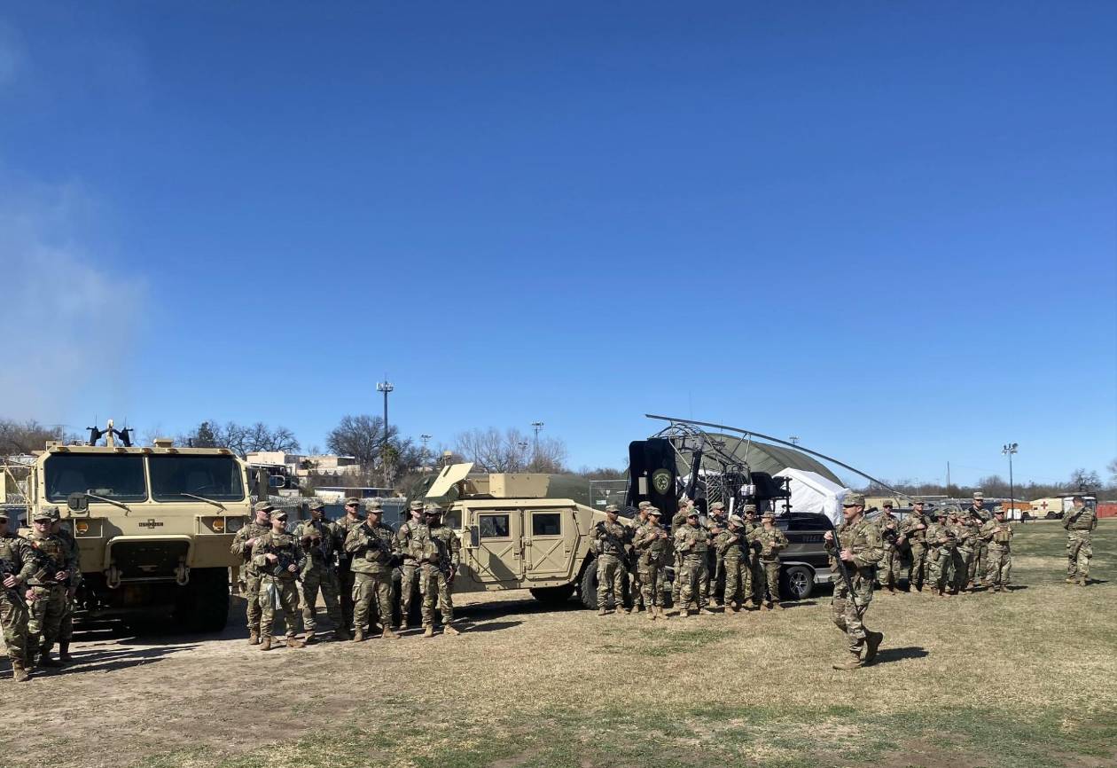 Texas construirá base militar en frontera para contener migración