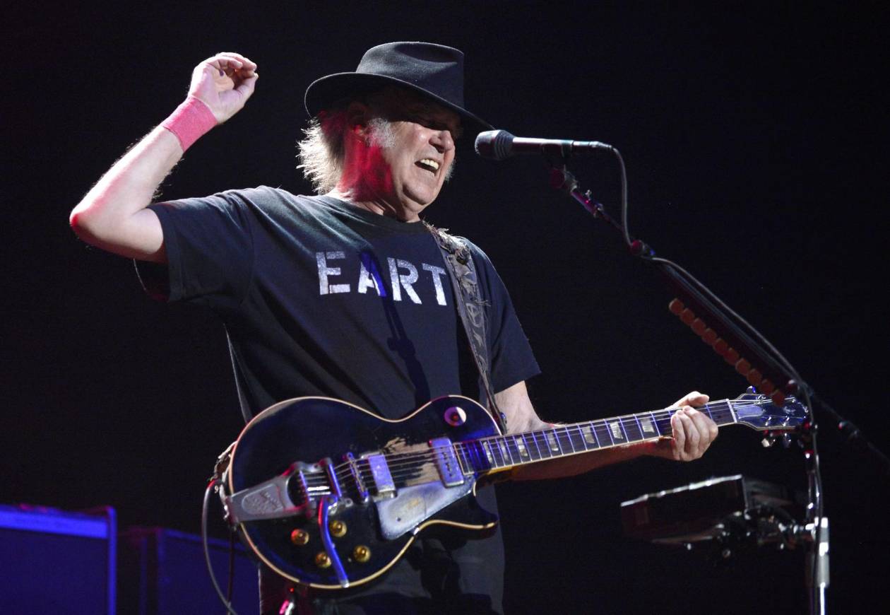Neil Young abandona Facebook en protesta por política de Meta