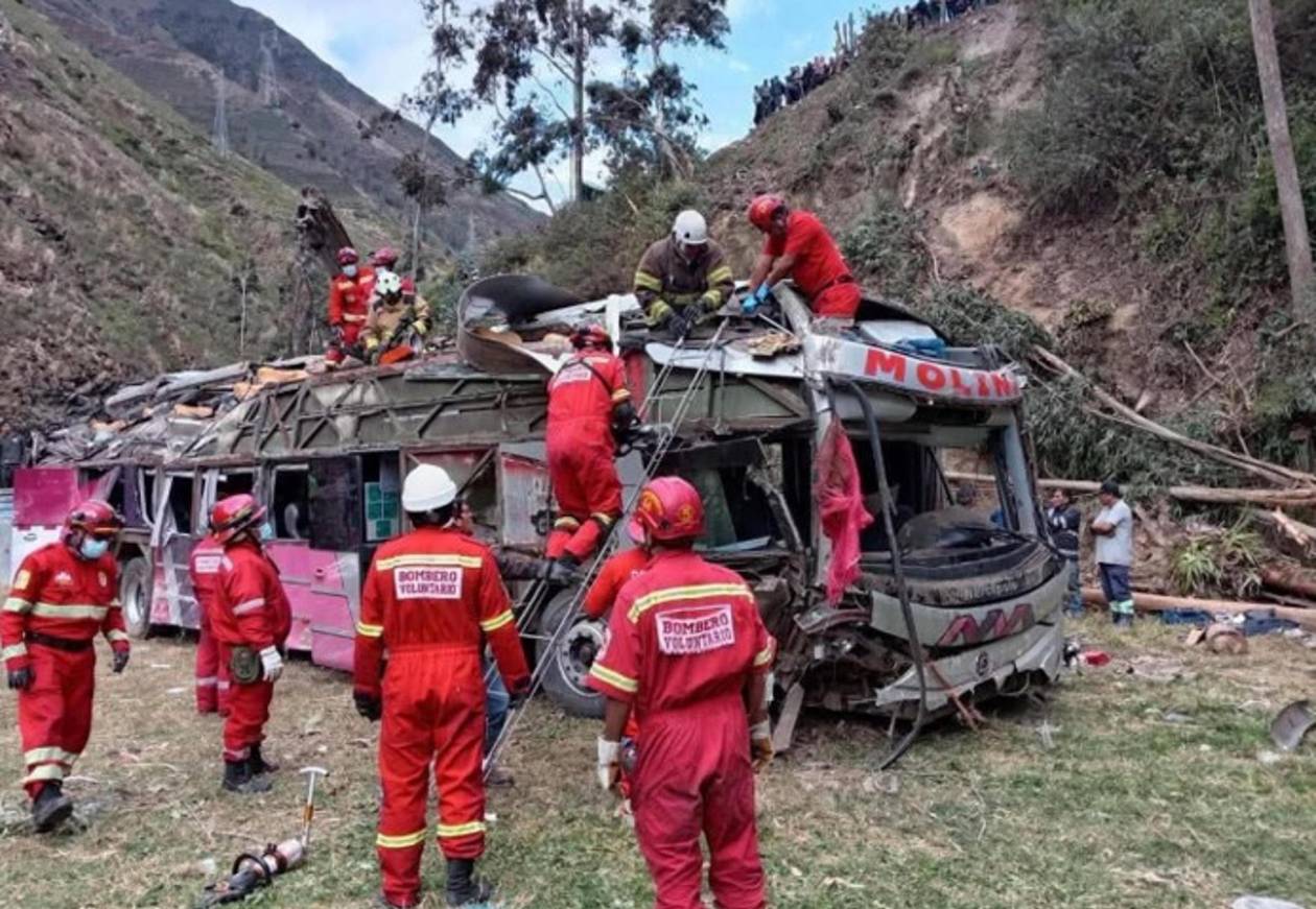 18 muertos por accidente de bus que cayó a un abismo