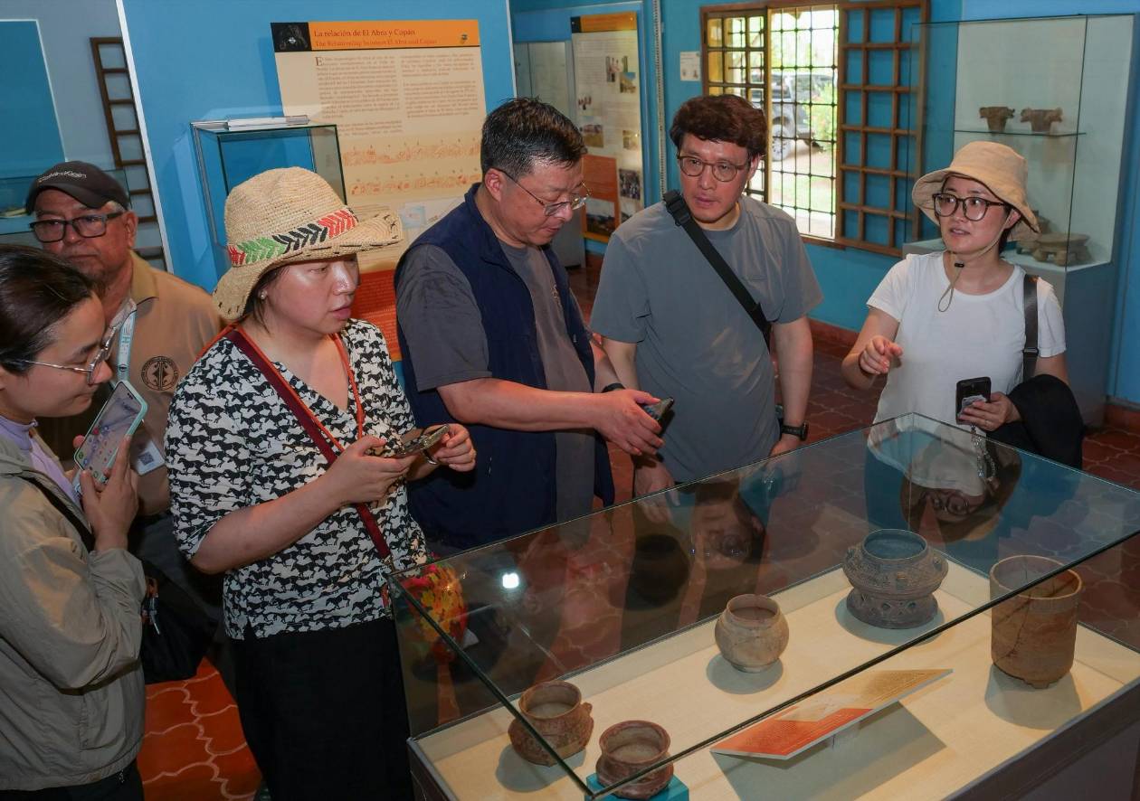 Delegación del Museo de Shanghái visita Copán para impulsar alianza cultural