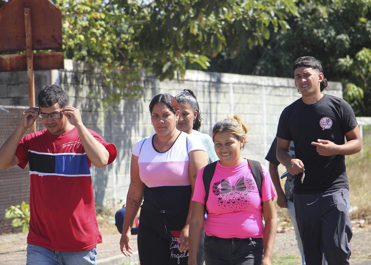 Migrantes batallan para volver a sus países o quedarse en México