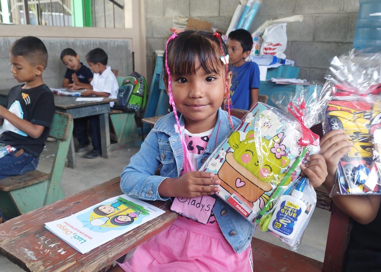 Entregan kits escolares y fomenta el ahorro de energía en El Progreso