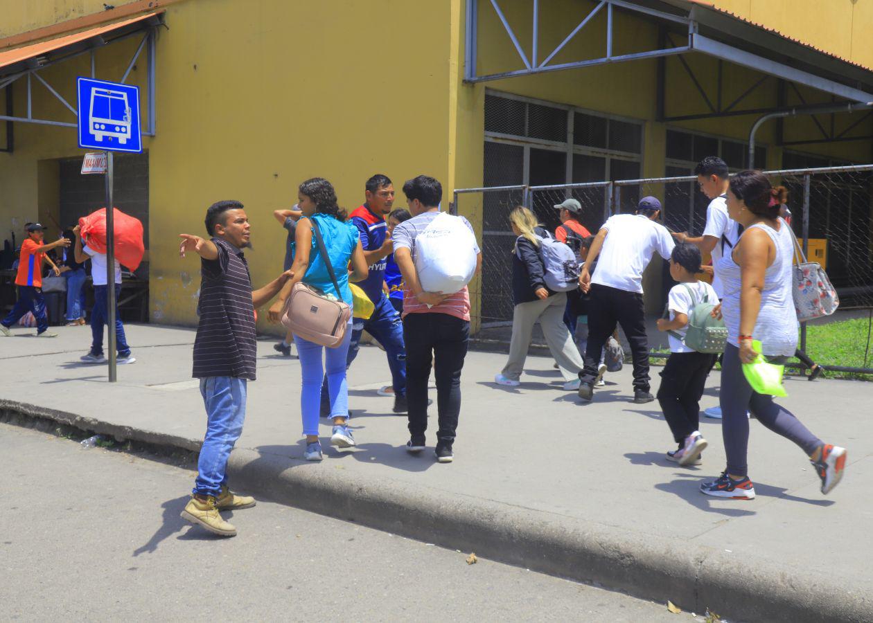 Abarrotada la Gran Central por retorno masivo de veraneantes a San Pedro Sula