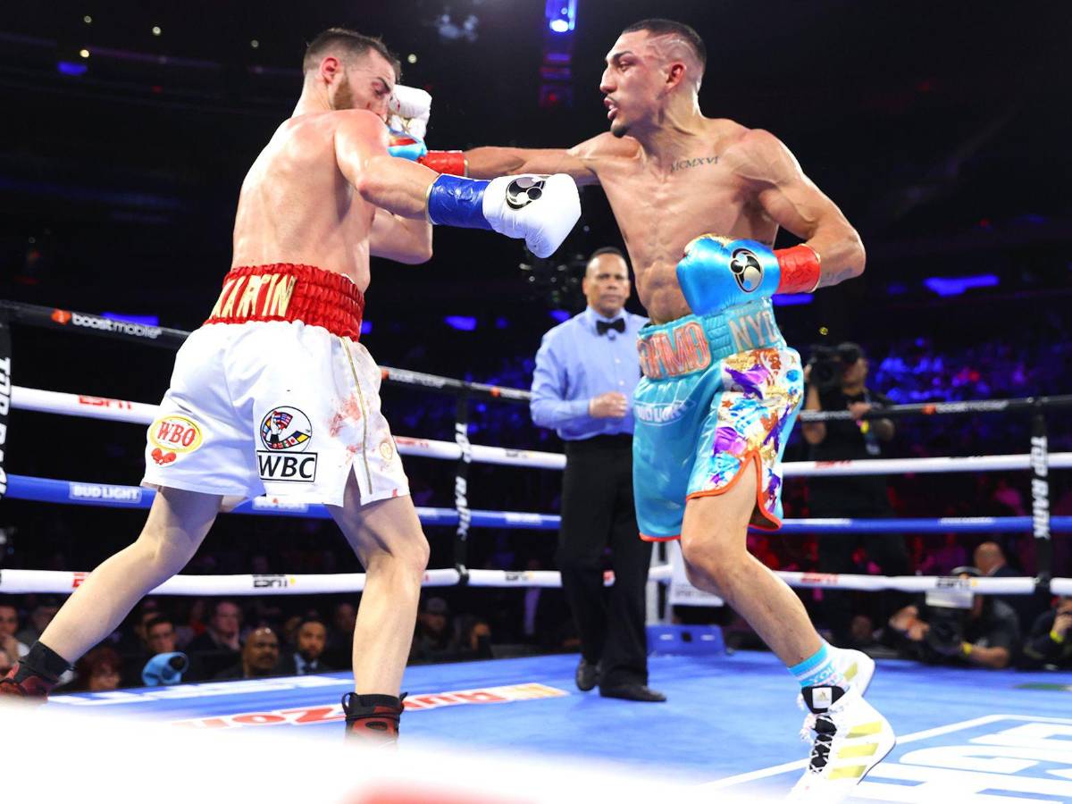 Teófimo López (derecha) venció en una diputada pelea al español Sandor Martín.