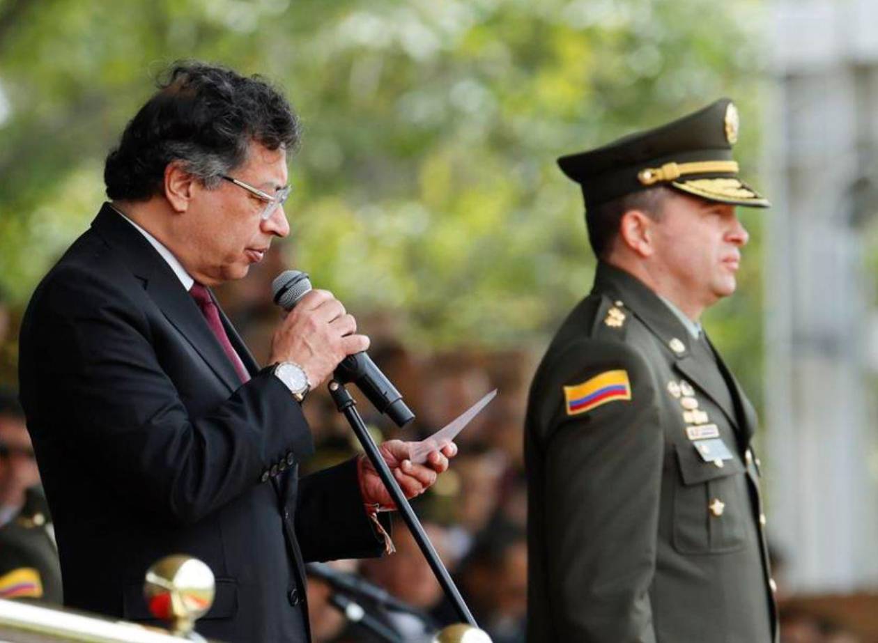 Petro denuncia que “narcotraficantes” quieren atacar su avión con misiles