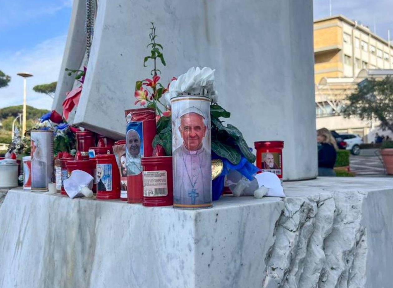 El papa sigue en estado crítico y presenta una insuficiencia renal leve