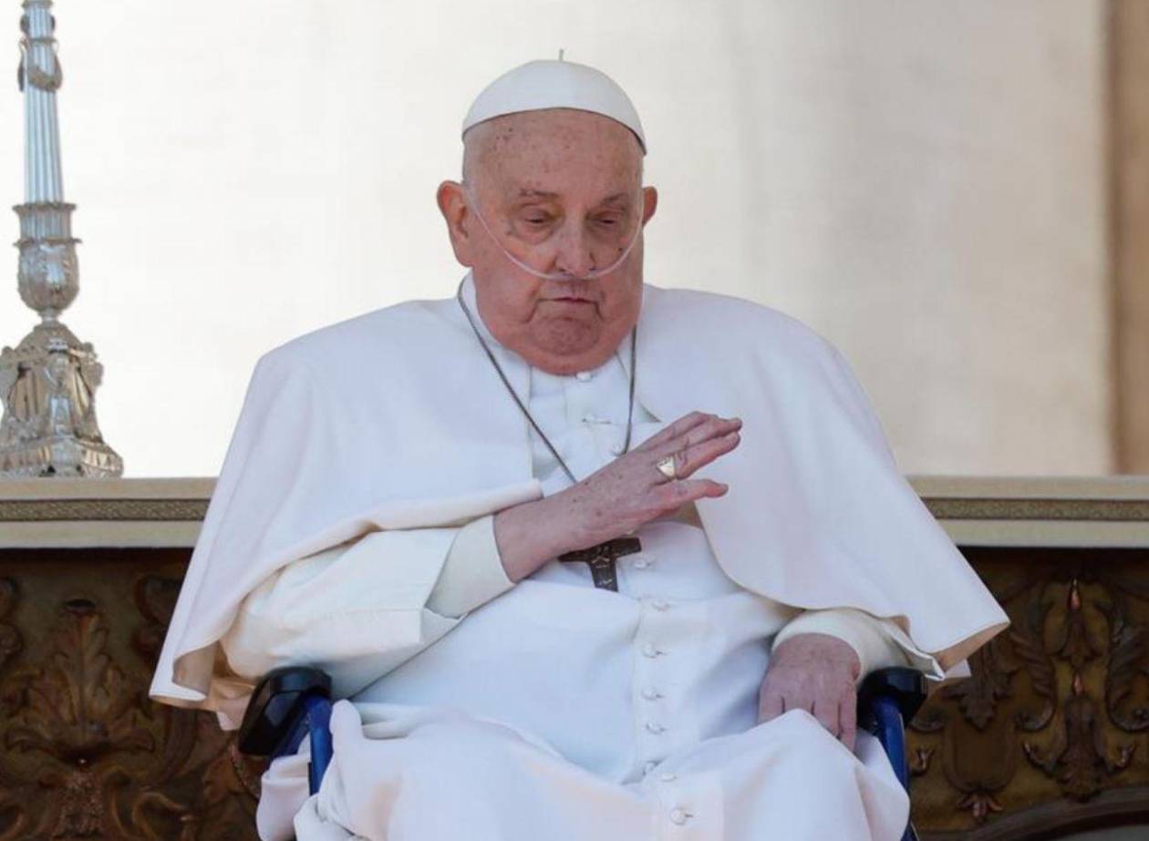 El Papa aparece por sorpresa en la plaza de San Pedro