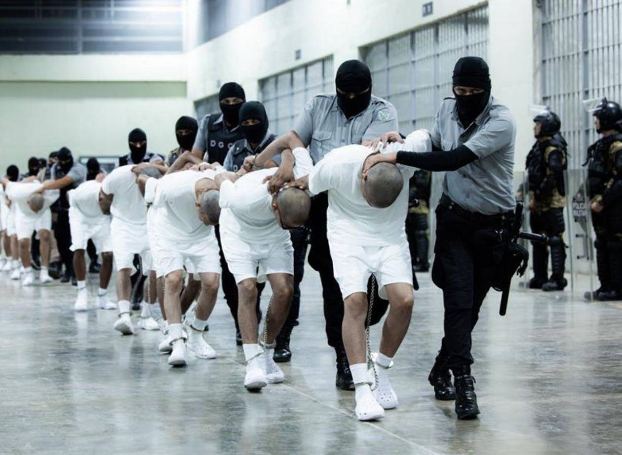 Jueza dice que EEUU trató mejor a los nazis que a migrantes deportados a El Salvador