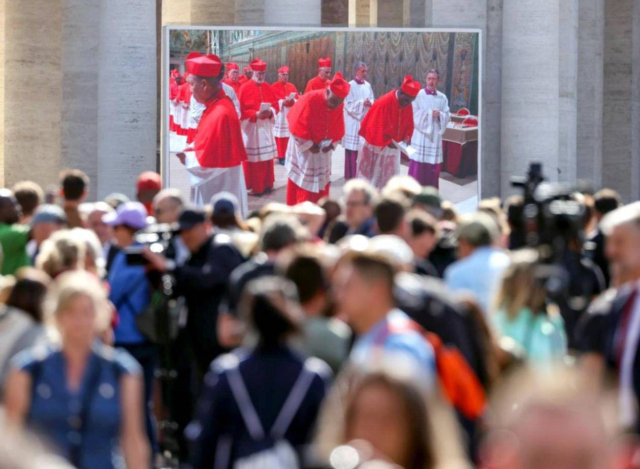 Miles de fieles se congregan en el Vaticano a la espera de la primera fumata