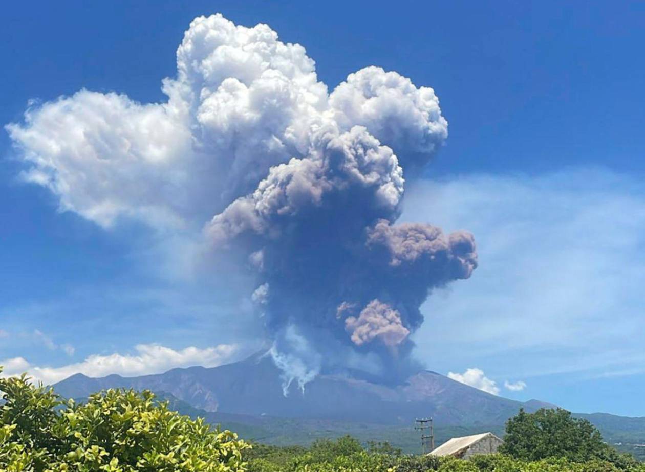 Turistas huyen de la potente erupción del volcán Etna en Italia