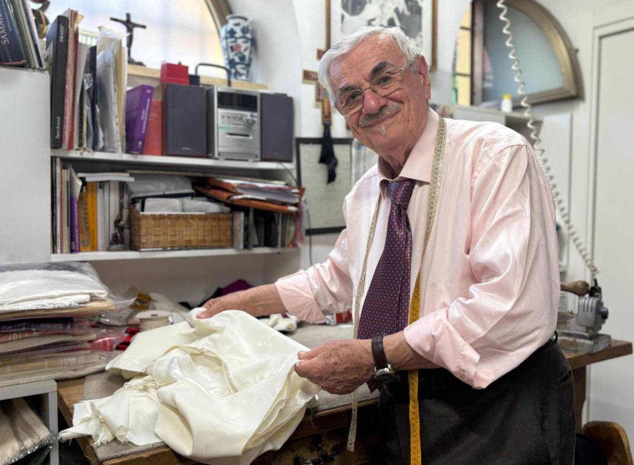 El sastre que viste a los papas ya prepara el traje para el sucesor de Francisco