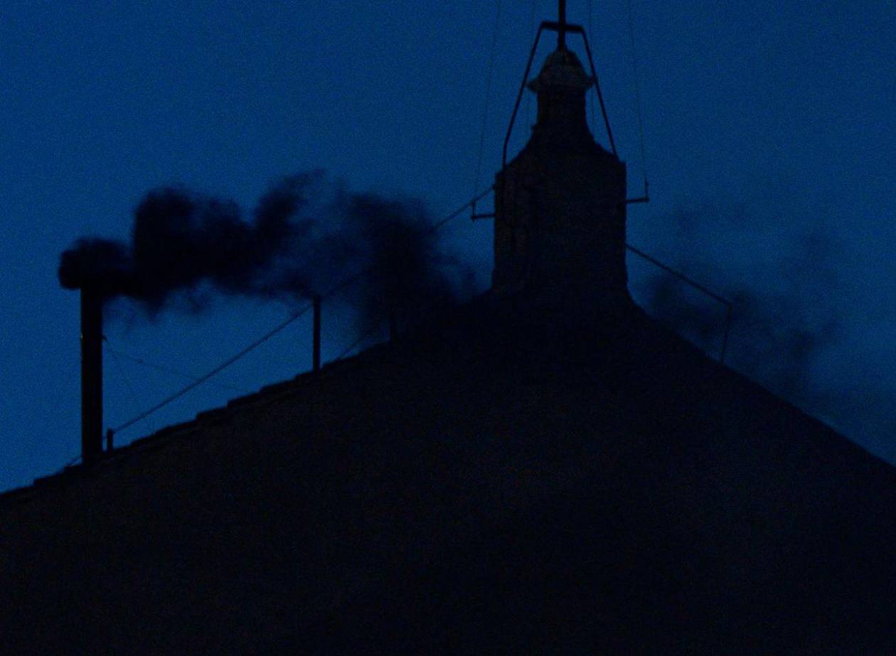 Incertidumbre y espera en el Vaticano antes de la primera 'fumata' negra