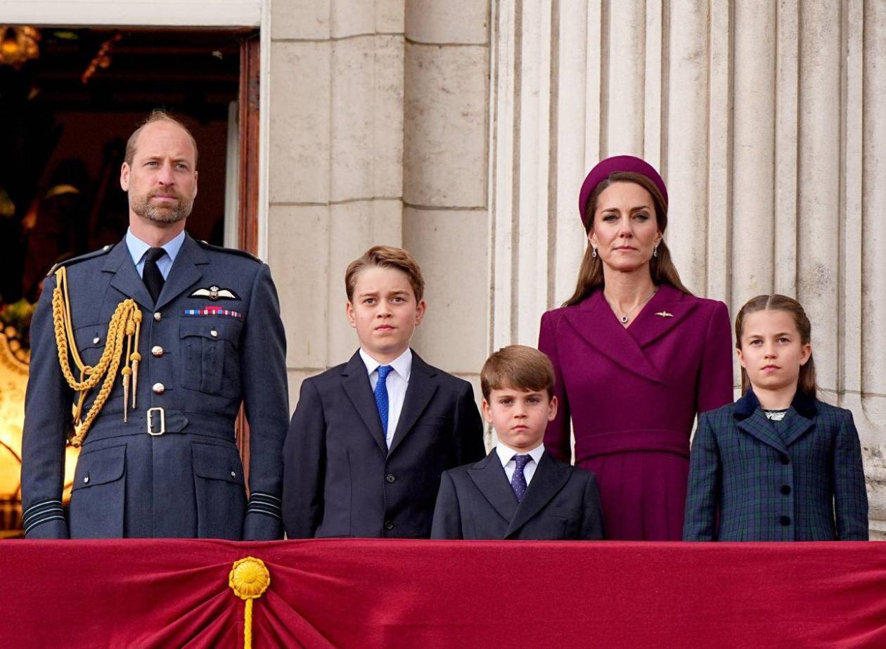 La familia real presencia el desfile conmemorativo del fin de la II Guerra Mundial