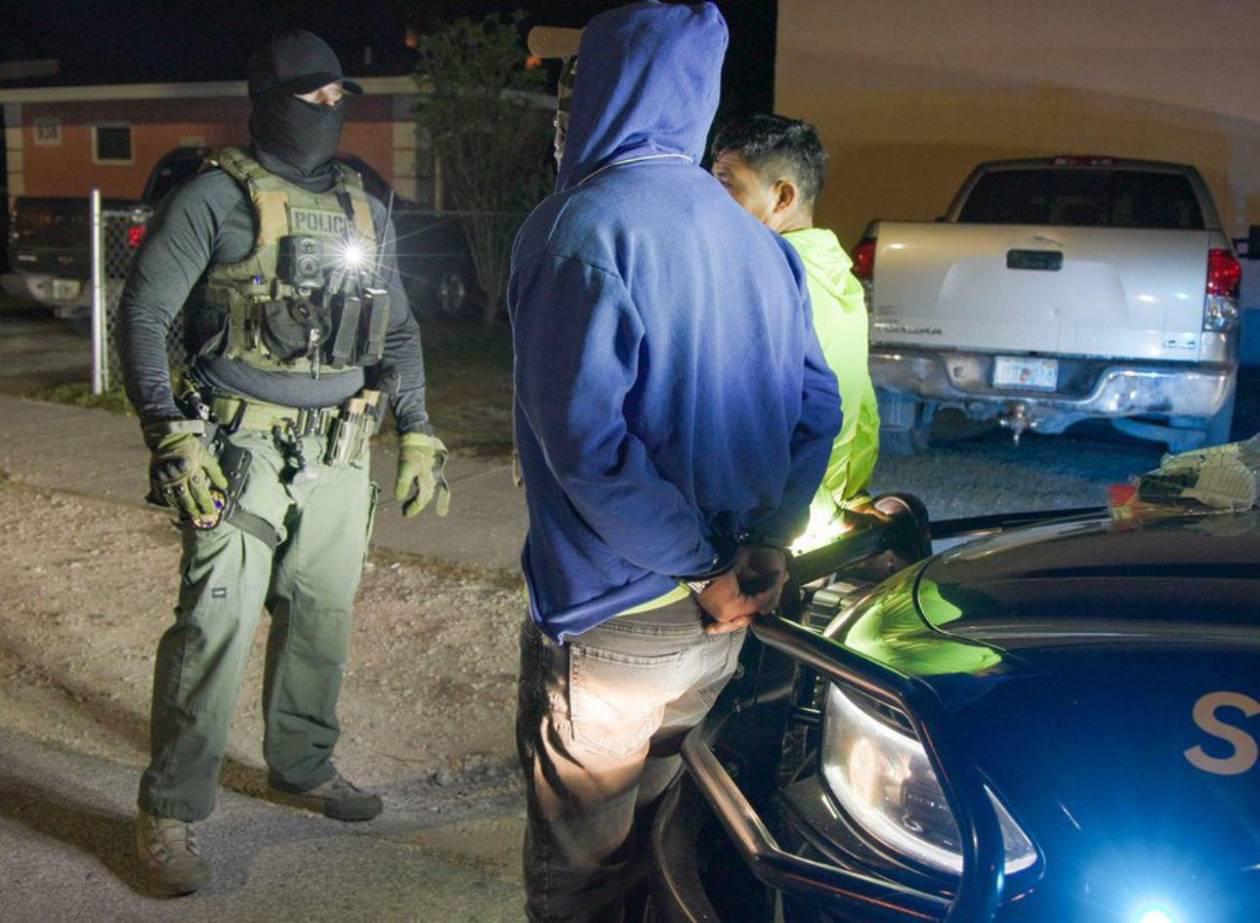 DeSantis propone que militares deporten a inmigrantes en Florida