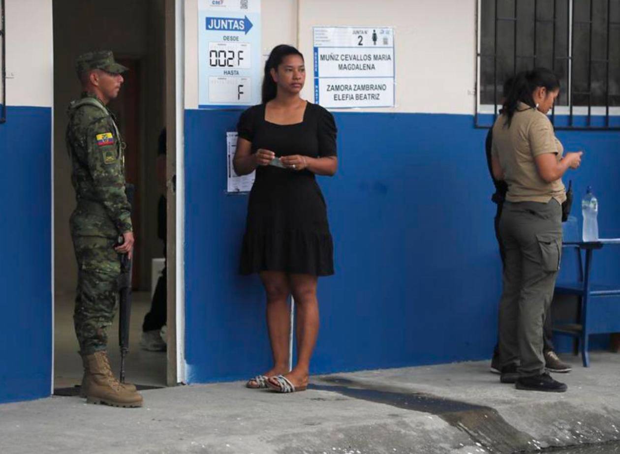 Cierran los centros de votación en Ecuador y comienza el escrutinio