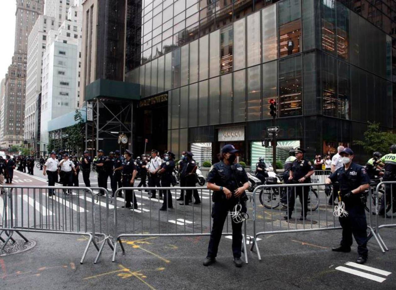 Arrestan a un centenar de personas tras irrumpir en la Torre Trump