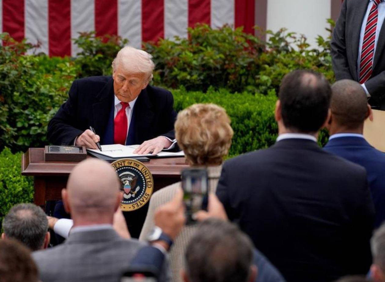 Varios países entrarán en recesión por aranceles de Trump, advierte Fitch Ratings