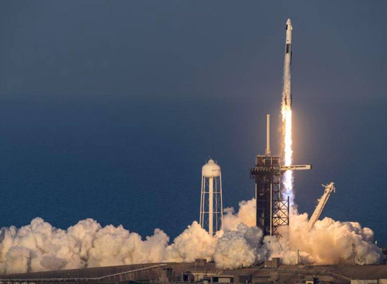 Misión que rescatará a astronautas varados se acopla a la EEI