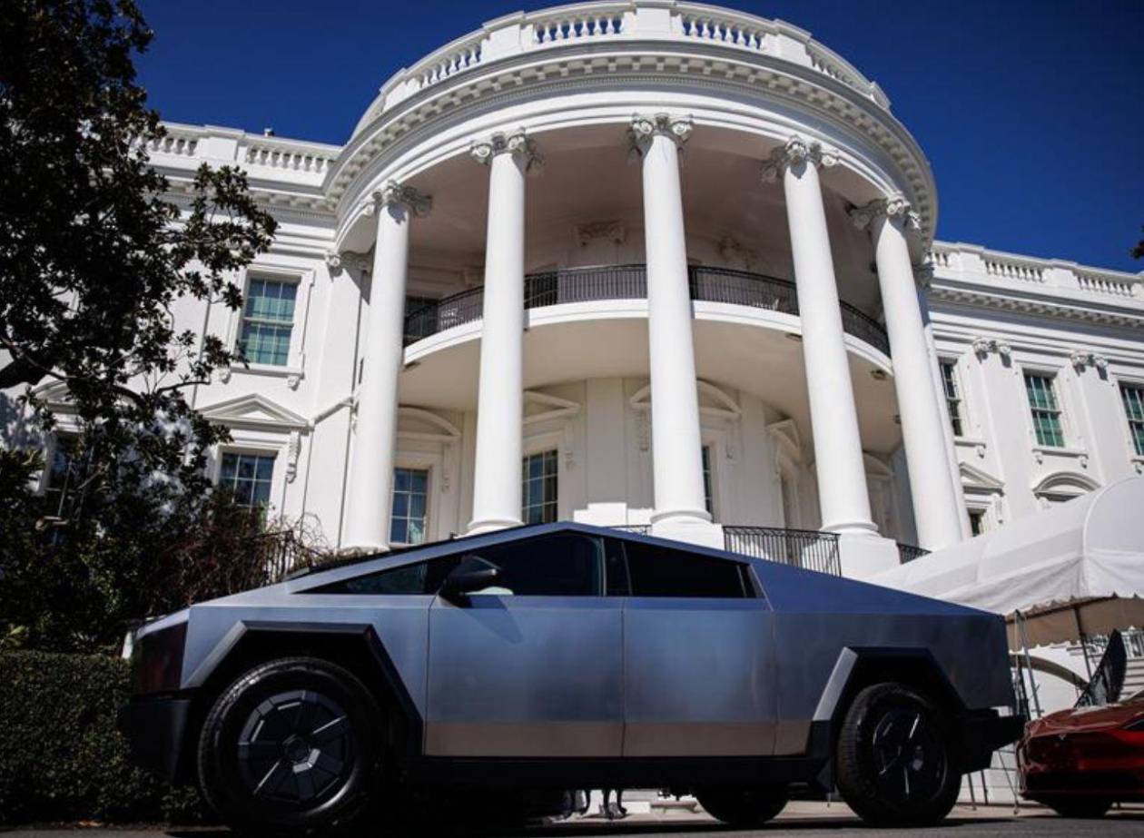 Trump califica de “terrorismo doméstico” los ataques contra propiedades de Tesla