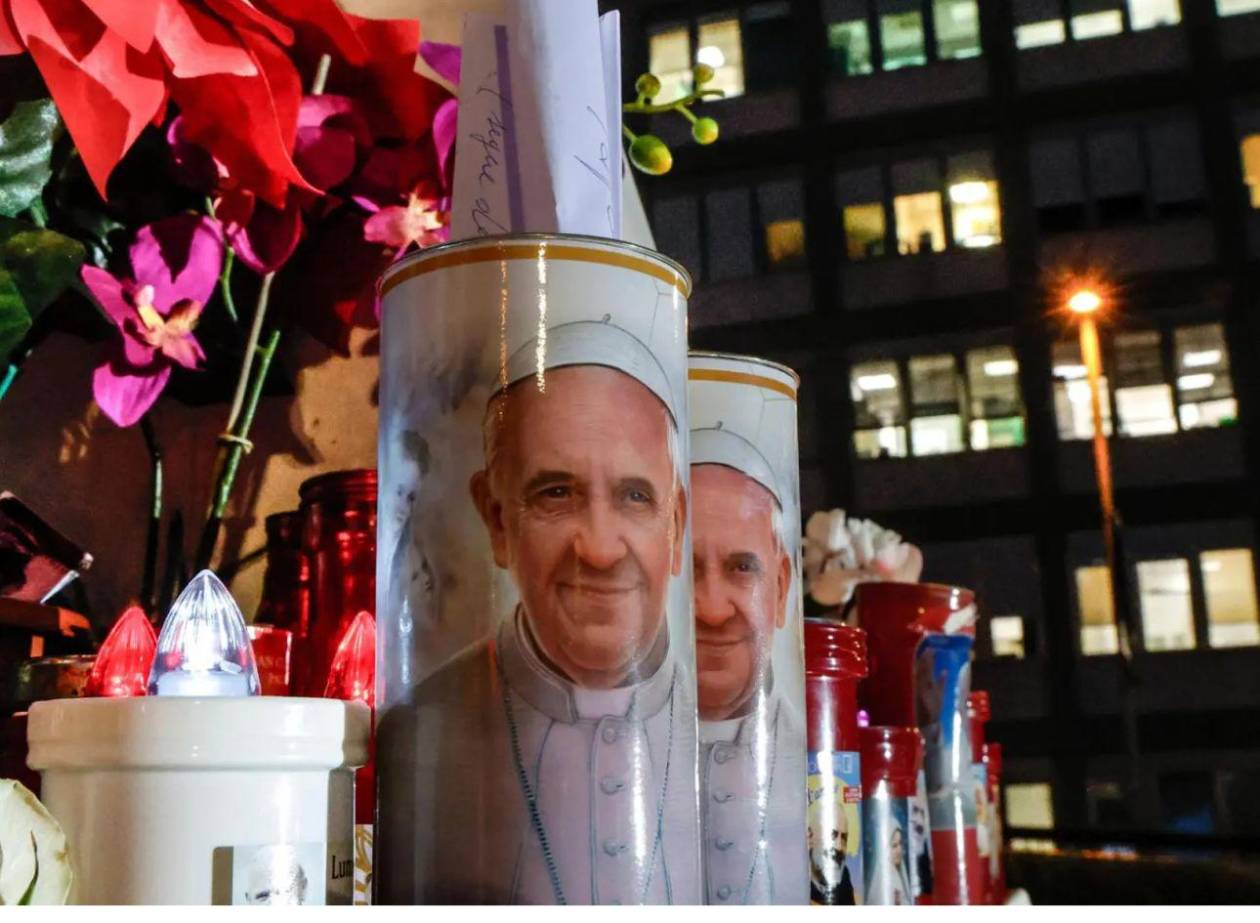 El Papa sale de la fase crítica tras 14 días hospitalizado