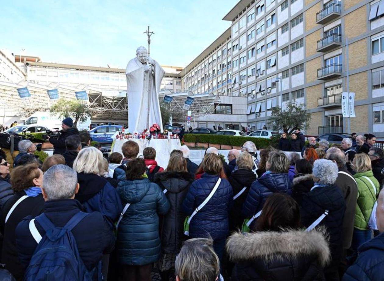 El Papa pasó bien la noche en el hospital y espera resultado del TAC