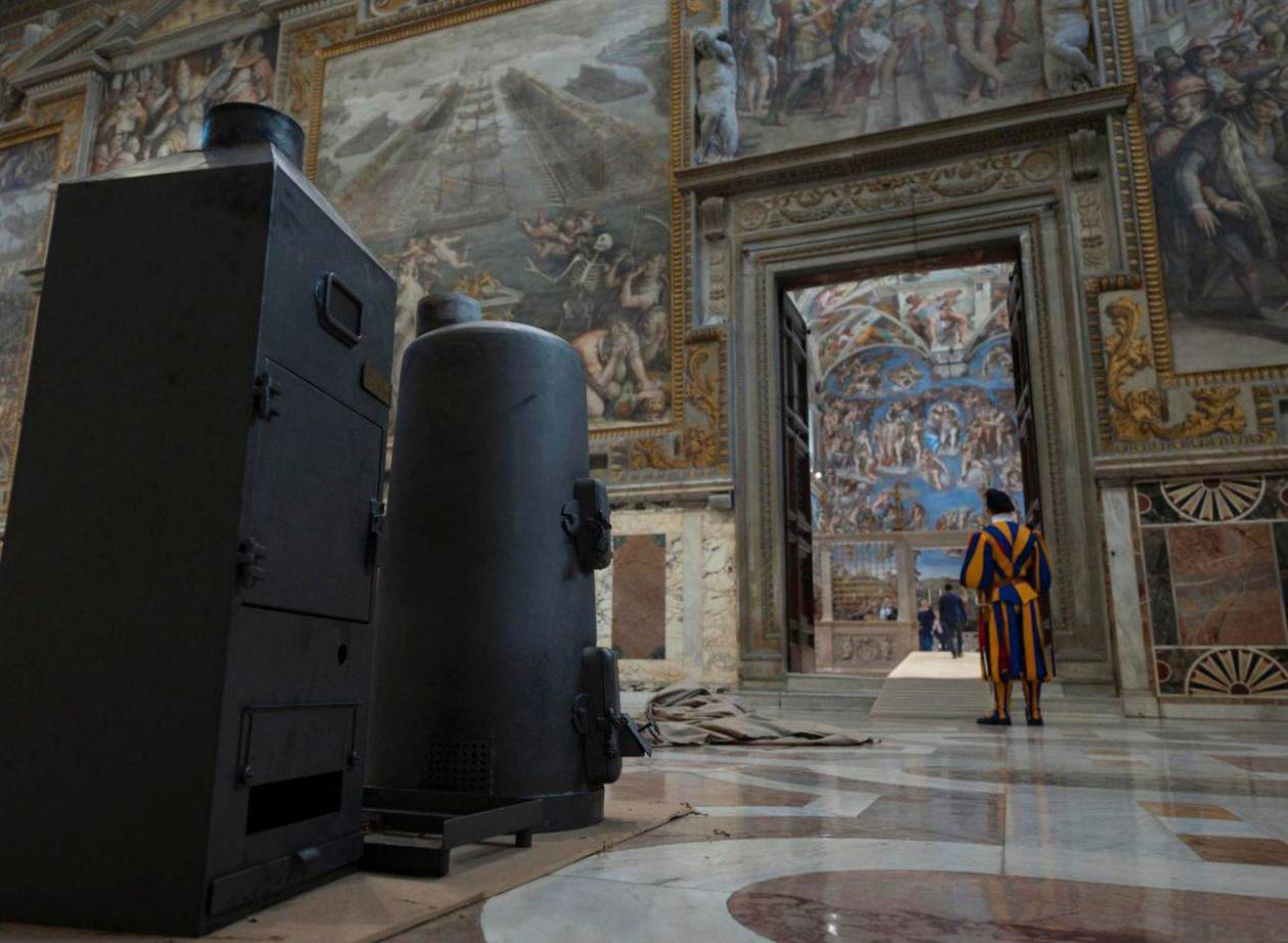 El personal que asistirá al cónclave presta el juramento para guardar el secreto