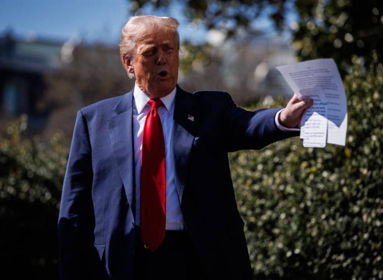 Trump dice que los indultos concedidos por Joe Biden son nulos