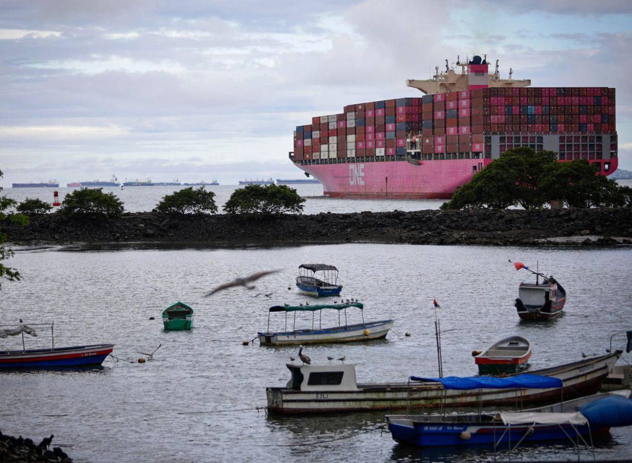 Panamá advierte a EEUU ante pedido de paso gratis por el canal : Buque que transita, paga