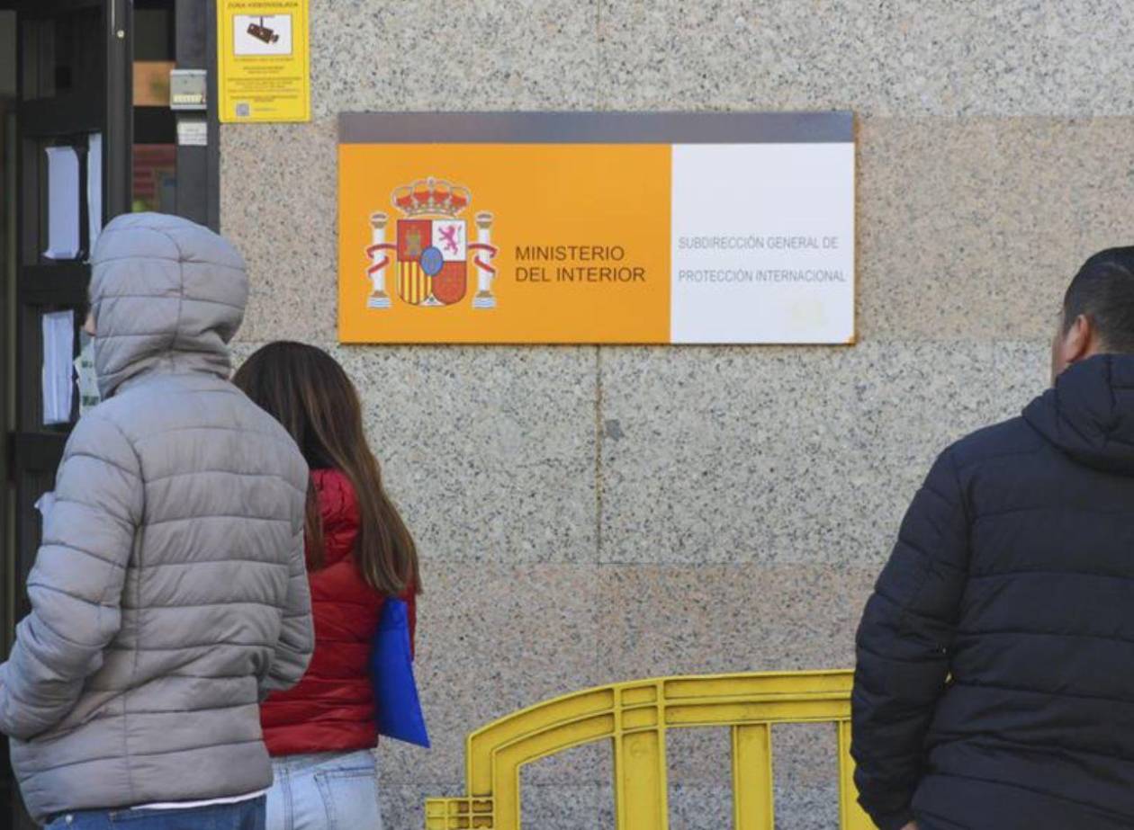 España prevé regularizar unos 100,000 inmigrantes este año por arraigo