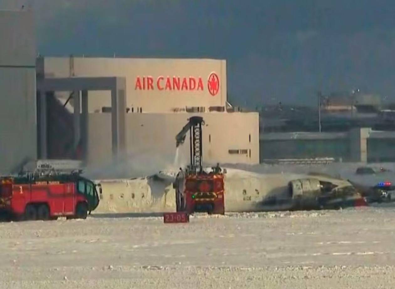 Tres heridos críticos, incluido un niño, en el accidente de un avión en Toronto