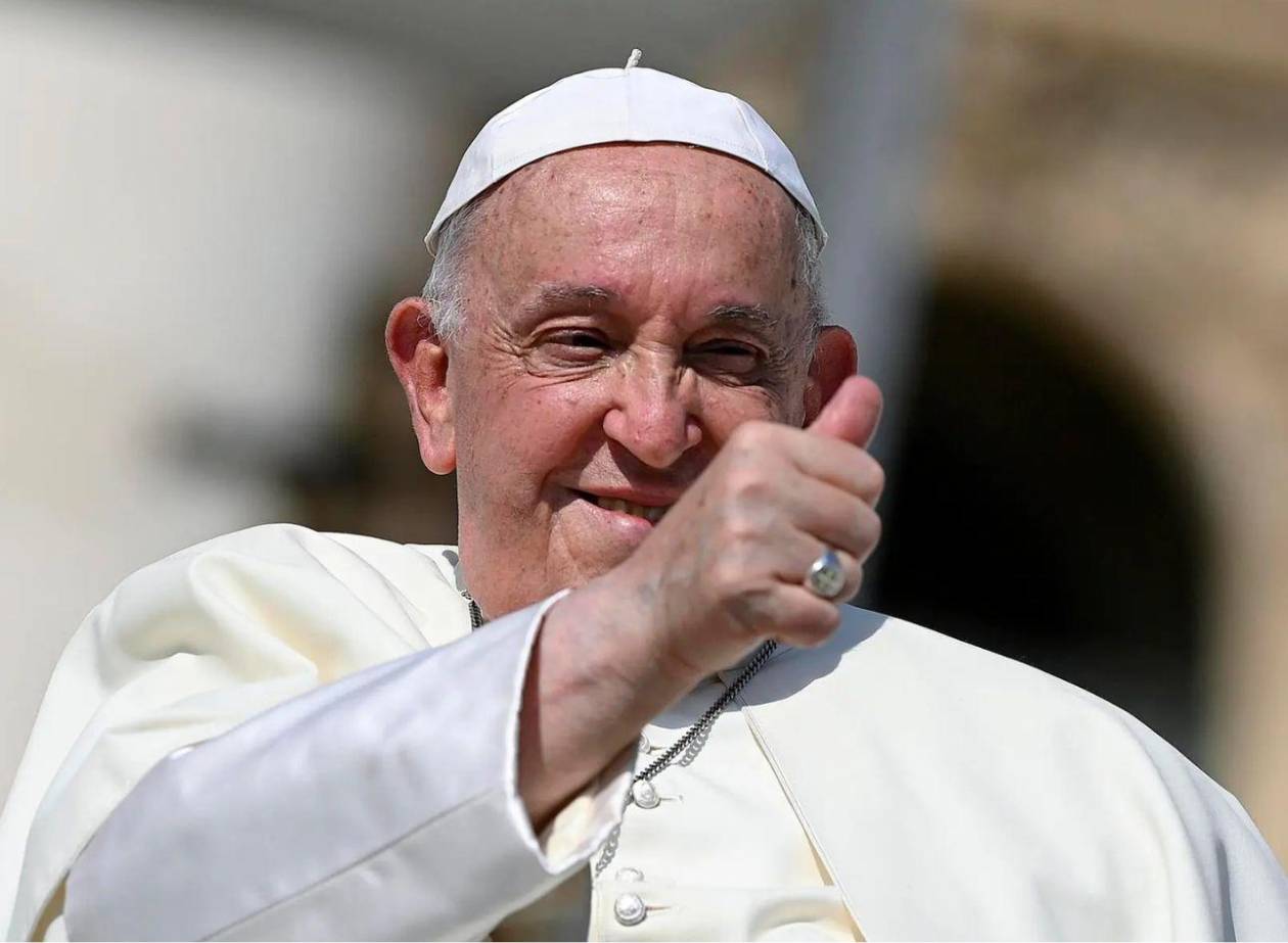 El Papa consolida su mejoría y no está en “peligro inminente”