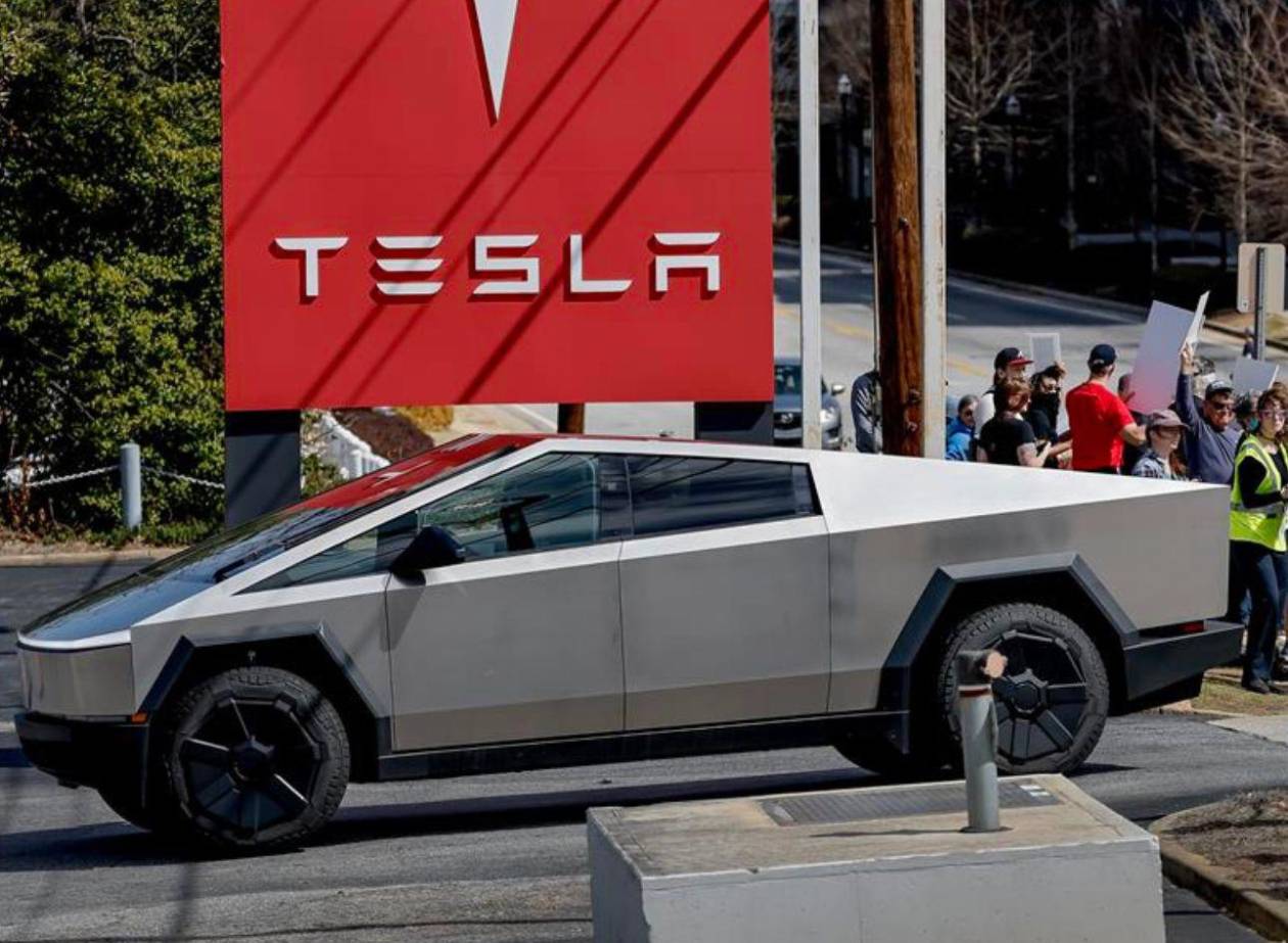 Hasta 20 años de prisión enfrentan imputados por ataques a Tesla en EEUU