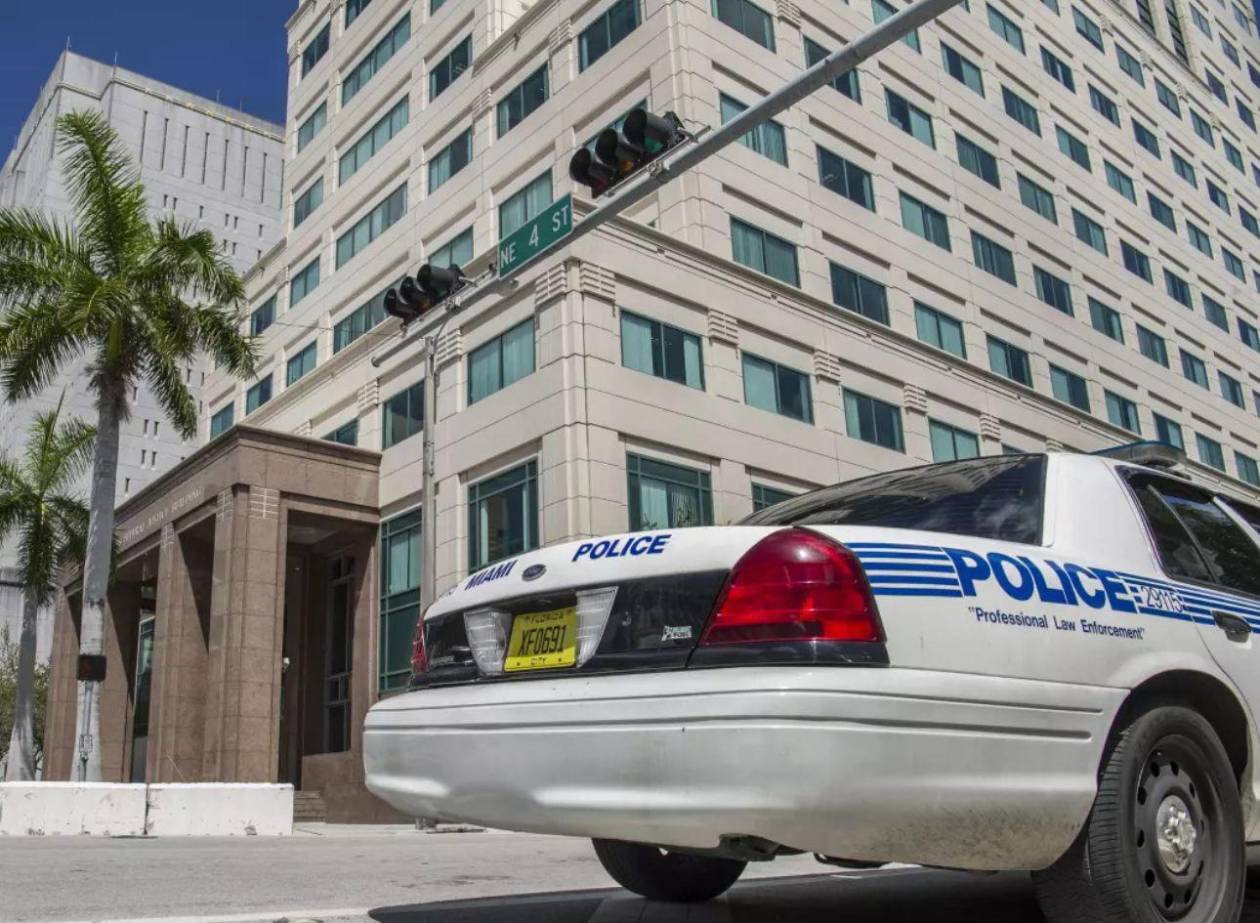 Un conductor de Miami mata a tiros a dos pasajeros tras una disputa en el autobús