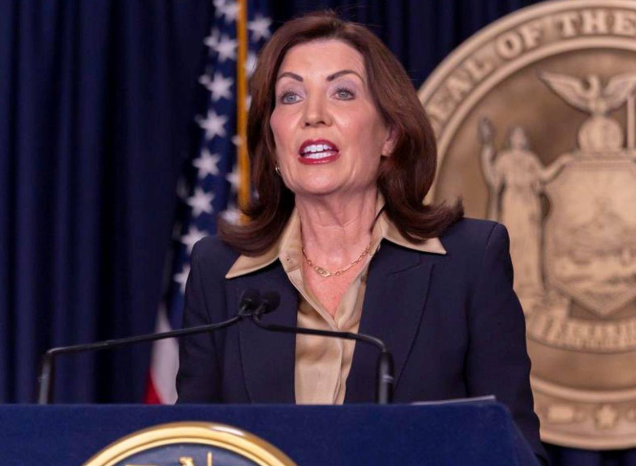 Lanzan en Nueva York campaña “Estás contratado” tras despidos de Trump