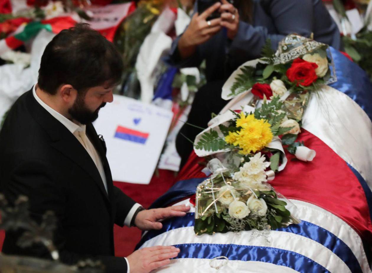 Boric se despide de Mujica en su velatorio