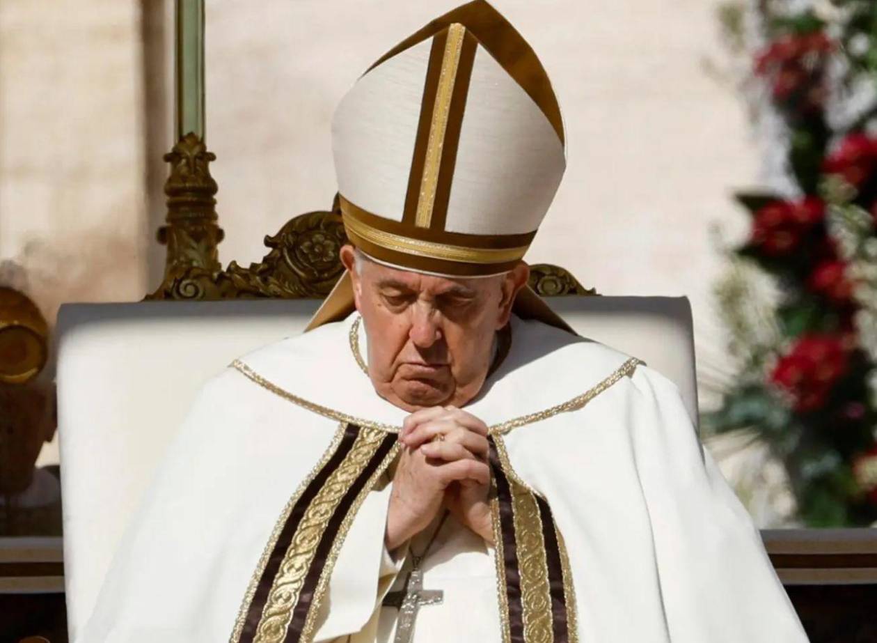 El Papa experimenta una “leve mejoría” pero sigue en estado “crítico”