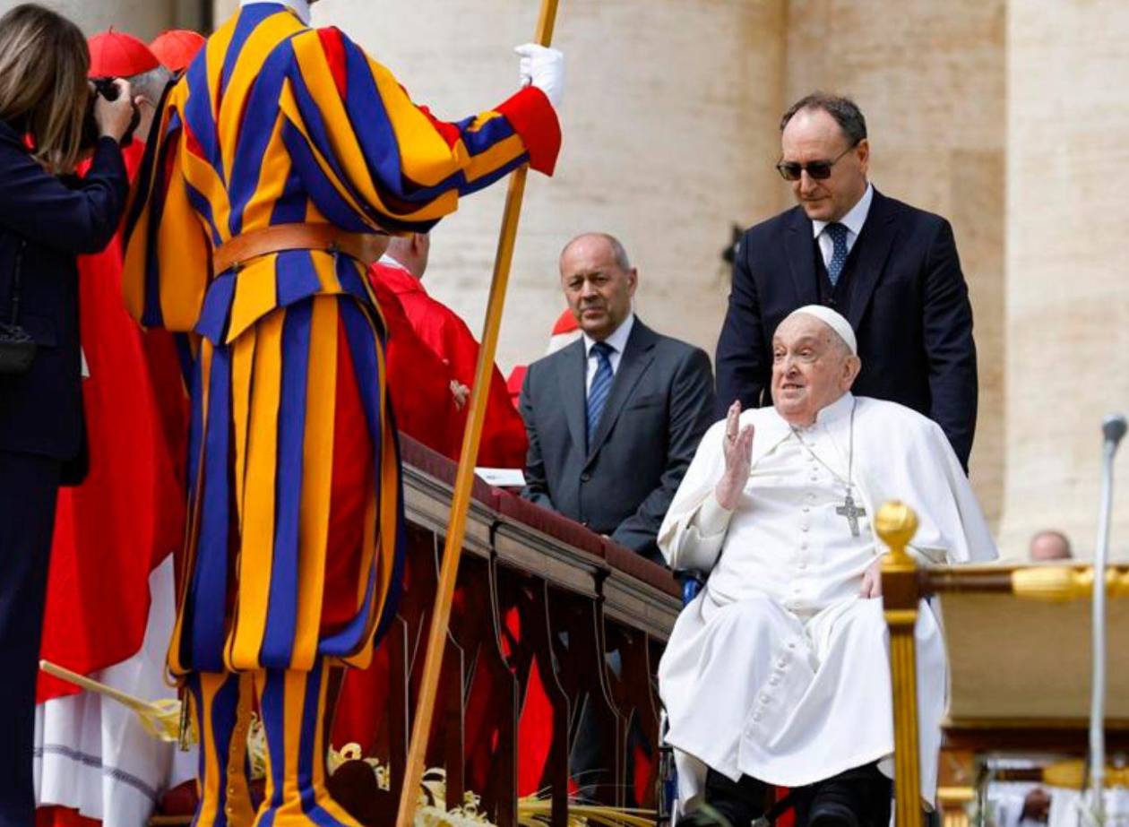 El Papa reaparece en Domingo de Ramos y saluda a los fieles en el Vaticano