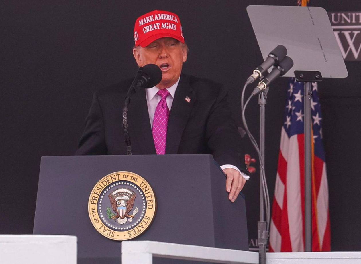 Trump amenaza con retirar otros 3,000 millones de dólares a Harvard