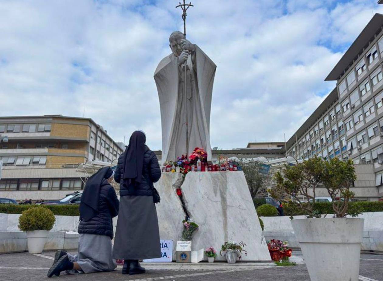 Los fieles rezan por la pronta recuperación del Papa Francisco