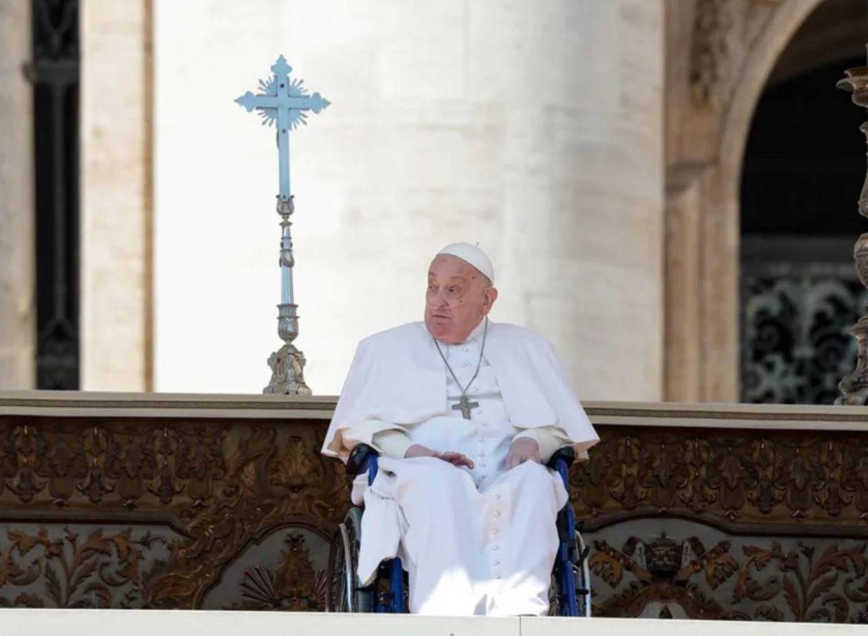 El Papa aparece por sorpresa en la basílica de San Pedro