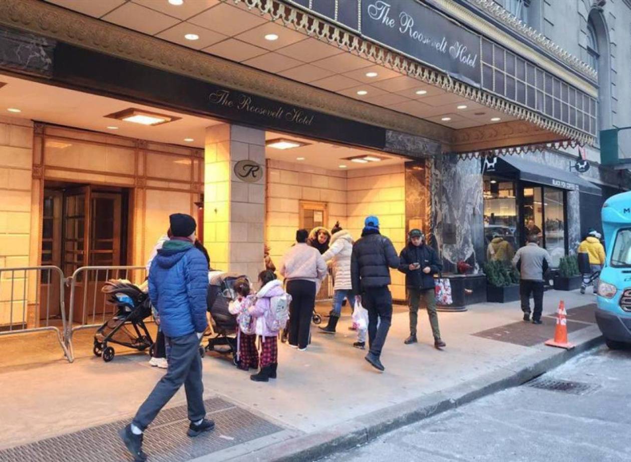 Nueva York dejará de albergar inmigrantes en el hotel Roosevelt