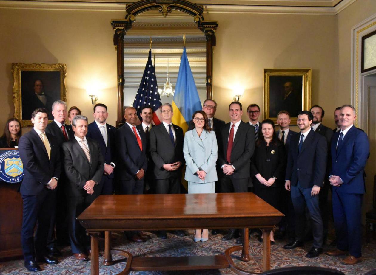 Trump por fin doblegó a Ucrania a pagar por ayuda de EEUU, dice Medvédev